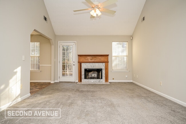 Foto del edificio - 75 Lark Rd