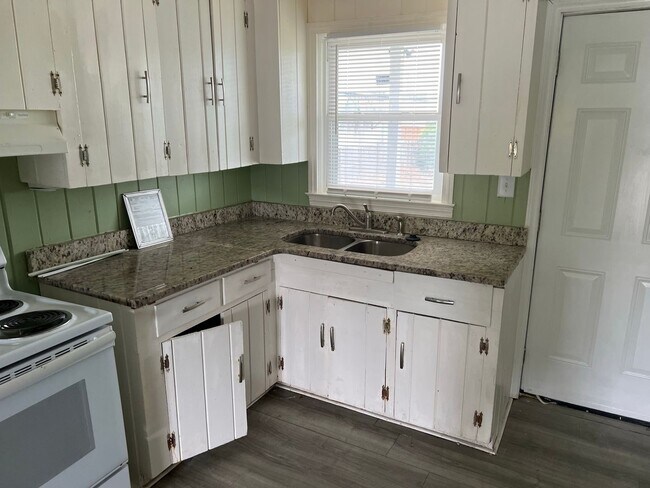 Building Photo - Walk to the Beach! Unfurnished, 2 Bedroom,...