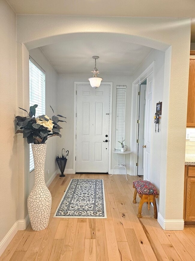 Building Photo - Spacious home in the Stonelake Community o...