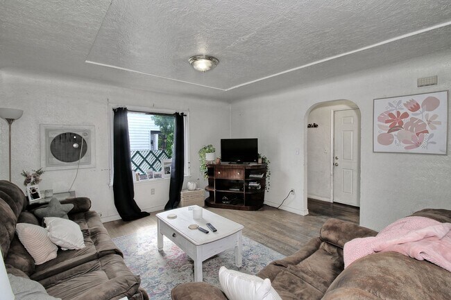 Foto del edificio - Perfect single family or college roommates