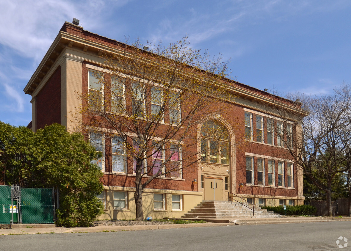 Foto principal - 1675 Avenue B - Franklin School Apartments