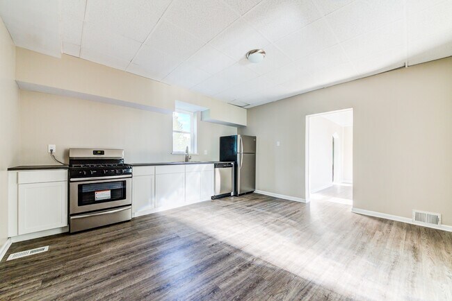 Foto del edificio - AVAILABLE NOW-  Spacious 3 bedroom with central a/c!