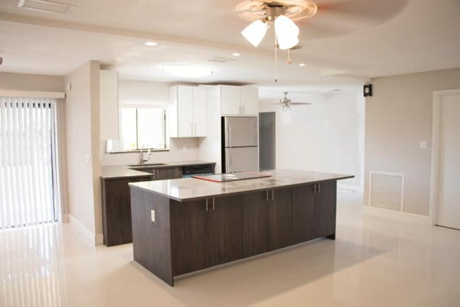 Building Photo - 210 Oregon Ln