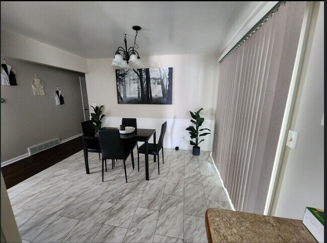 Building Photo - Spacious 3 Bedroom, 2.5 Bath Home Saginaw ...