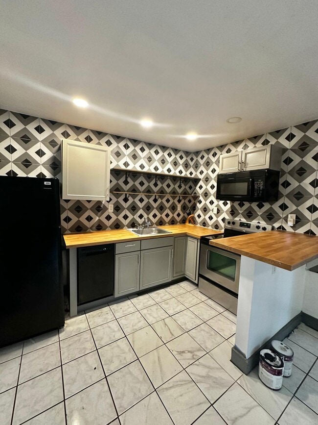 Building Photo - 1418 SW 27th St