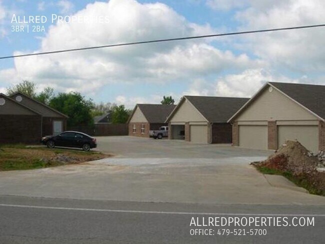 Foto del edificio - Boarder of Elkins & Fayetteville. LAWN CAR...