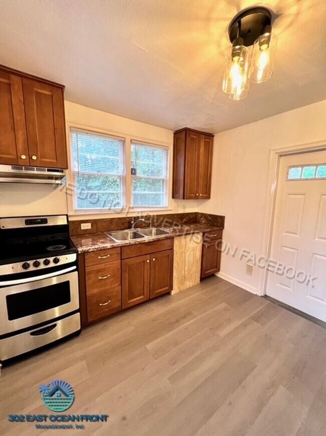 Foto del edificio - Huge 4 bedroom / 2 bathroom updated home n...