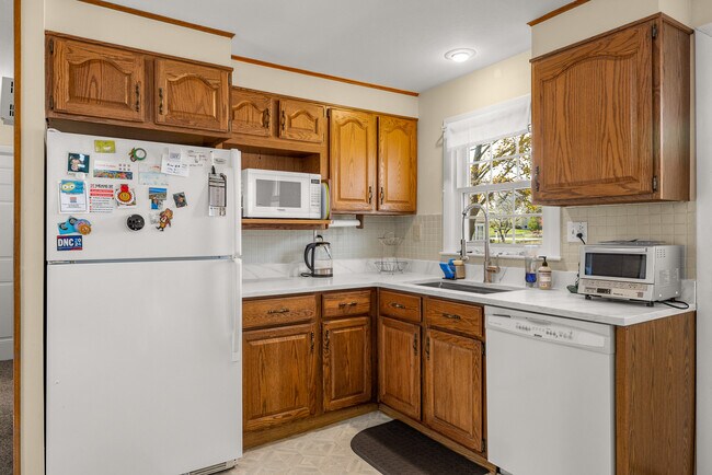 Nuevas encimeras de cuarzo en la cocina con nuevo fregadero de acero inoxidable con lavabo auxiliar. - 40 Fields Rd