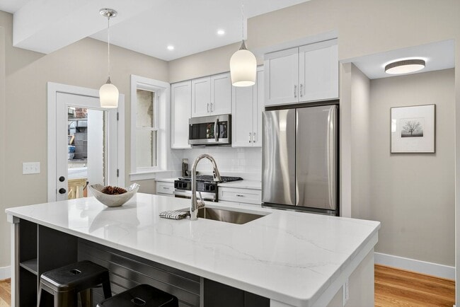 Foto del edificio - Renovated Hill East 3BR Near Metro + Parking