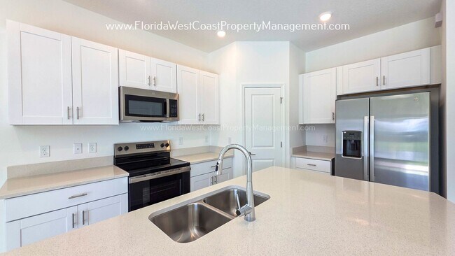 Foto del edificio - OUTSTANDING BRAND NEW TOWNHOME MOVE IN READY! AZARIO TOWNHOMES LWR !