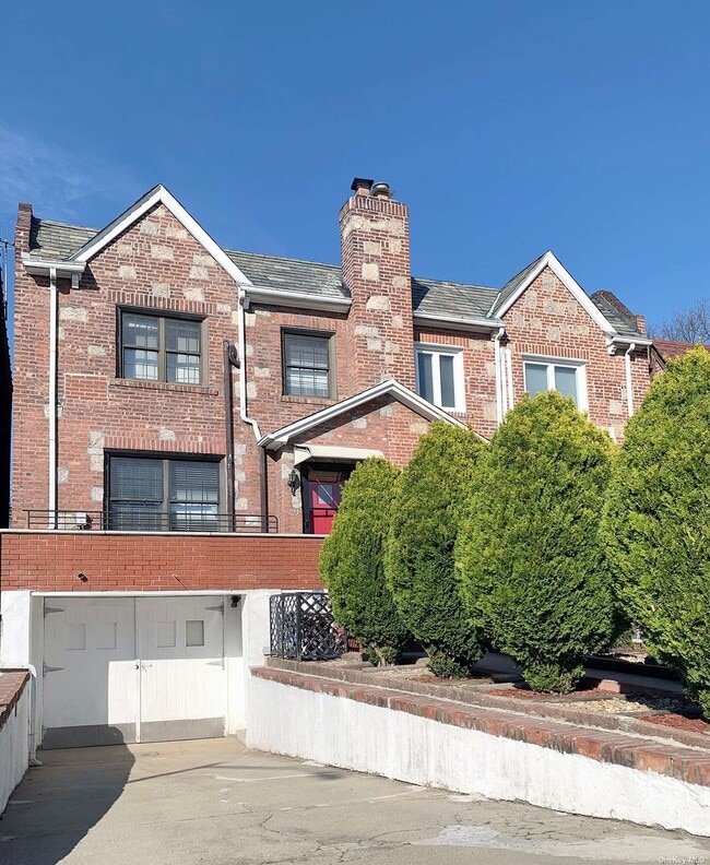 Building Photo - 63-123-123 Alderton St