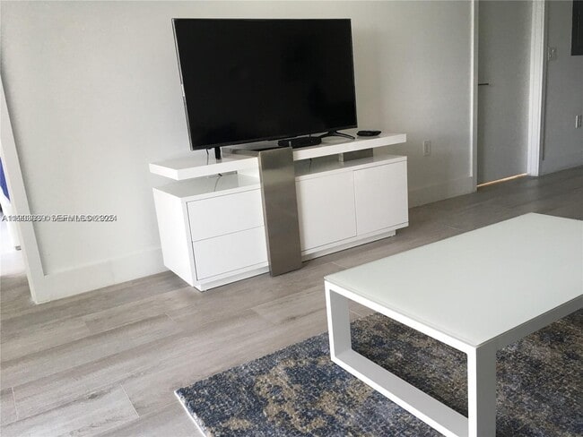 Foto del edificio - 121 NE 34th St