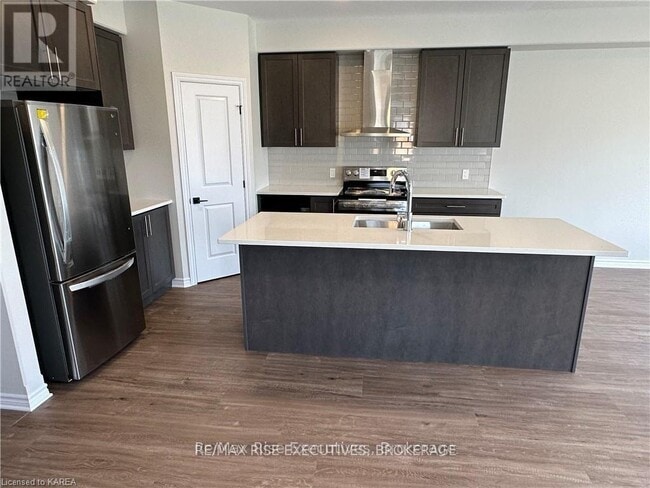 Building Photo - 1375 Woodfield Crescent