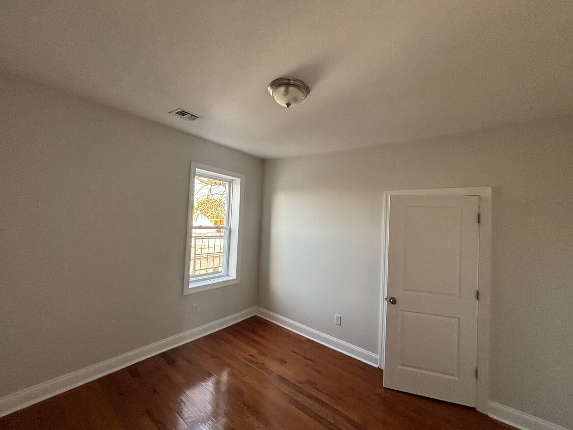 Building Photo - 162 Bergen Ave