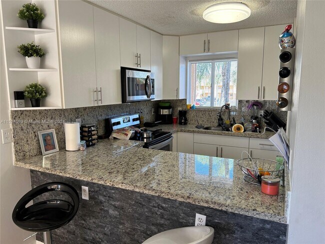 Building Photo - 6255 SW Kendale Lakes Cir