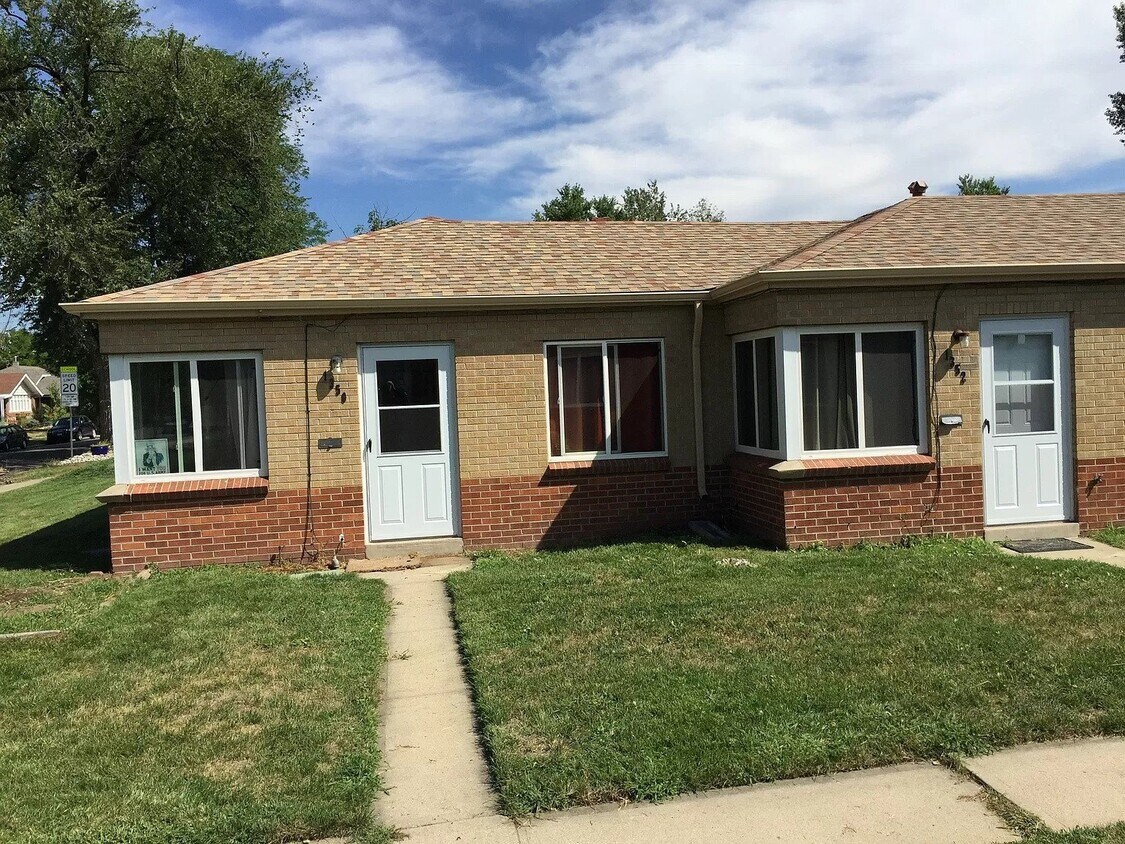 Primary Photo - Great two bed / one bath in south Denver f...