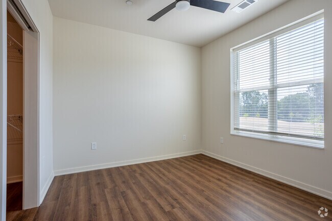 2 habitaciones, 2 baños - 911 pies cuadrados - Dormitorio principal - The Flats at Carriage Commons