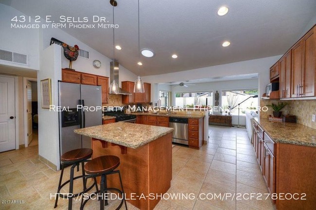 Building Photo - STUNNING HOME WITH POOL!
