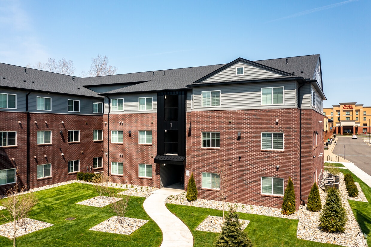 The Residence at Chesterfield Corners Rentals in Chesterfield at 45313 Marketplace Blvd