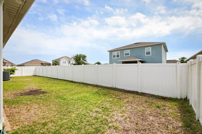 Foto del edificio - Beautiful 3/2 with Fully Fenced Backyard a...