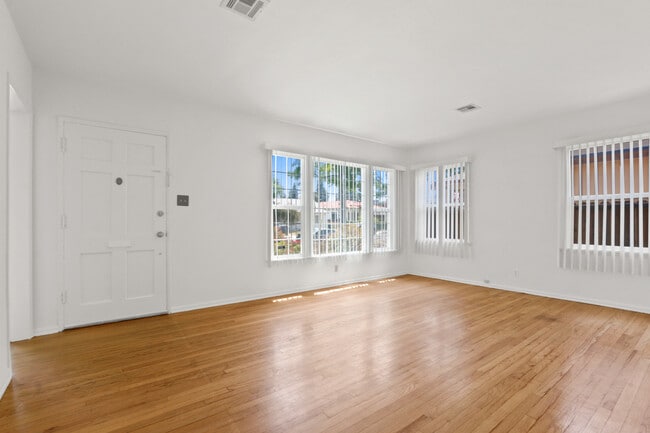 Foto del edificio - 5107 Enfield Ave