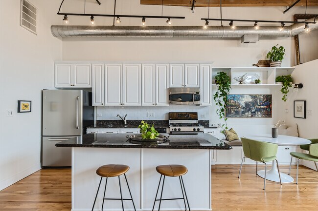 Foto del edificio - 1670 N Claremont Ave