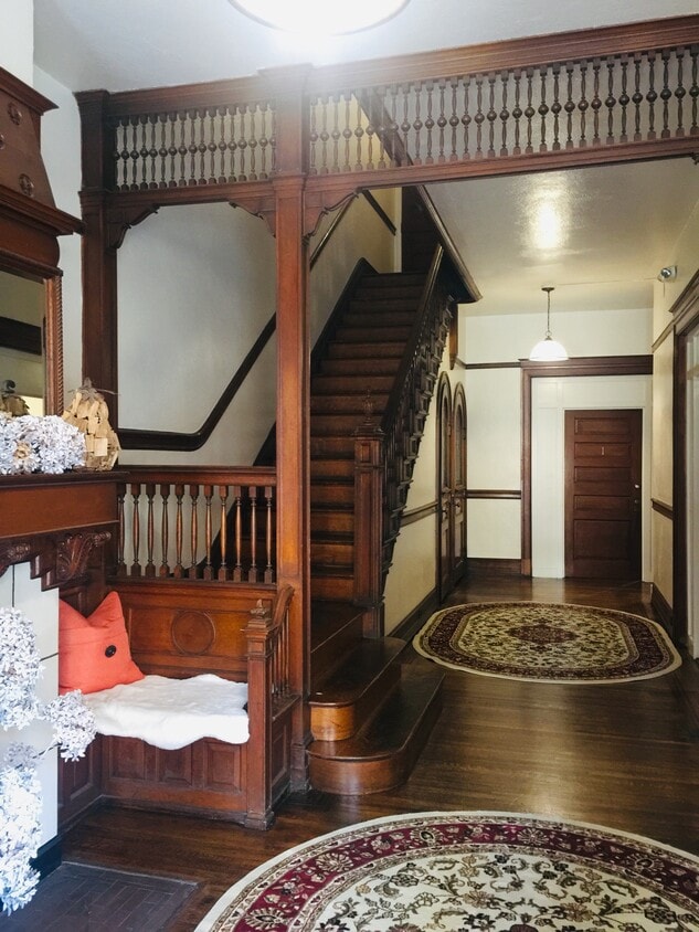 Primary Photo - 32 N Queen St