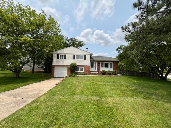 Building Photo - 300 Quaker Ridge Rd