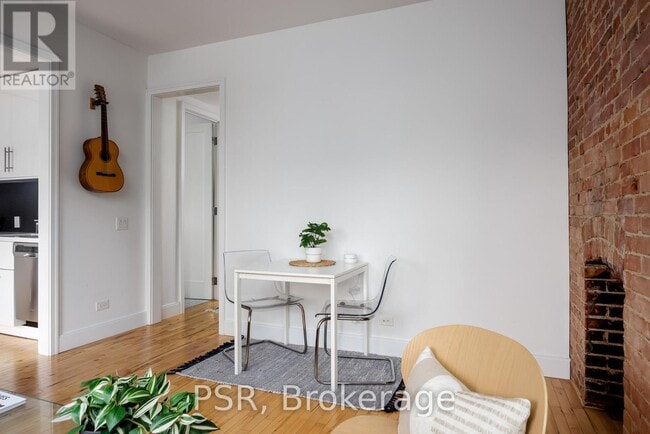 Building Photo - 264 Dovercourt Rd