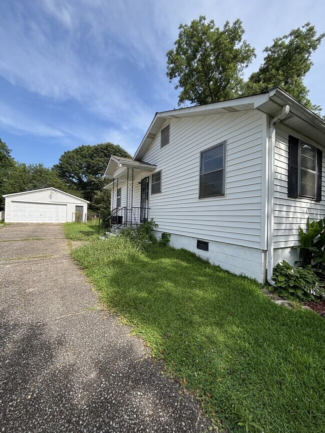Building Photo - 3049 Highland Dr