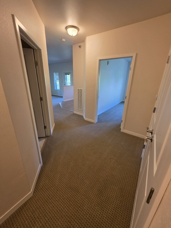 Building Photo - 2 Bedroom | 1 Bathroom 2nd Floor Apartment Available OCTOBER 1ST!