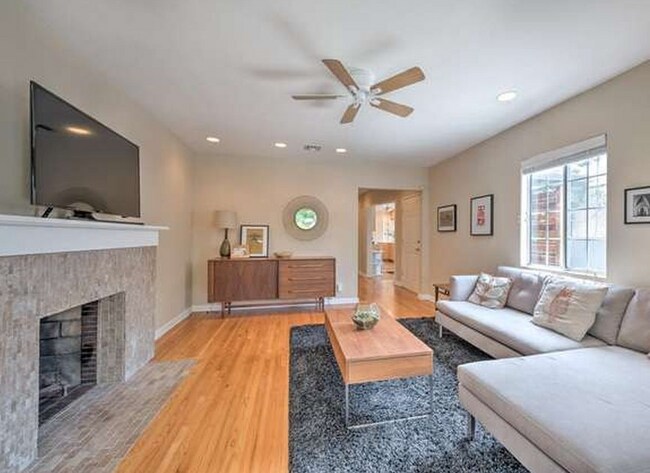 Foto del edificio - Beautifully Remodeled Home in Fantastic Westside Village/Palms location