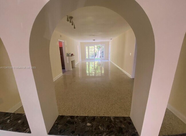 Foto del edificio - 3739 Sheridan Ave