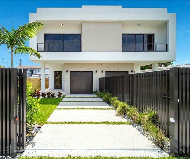 Building Photo - 2710 SW 34th Ave