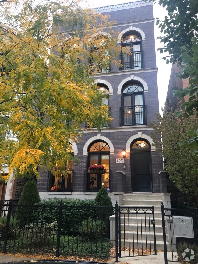 Exterior - 3340 N Kenmore Ave