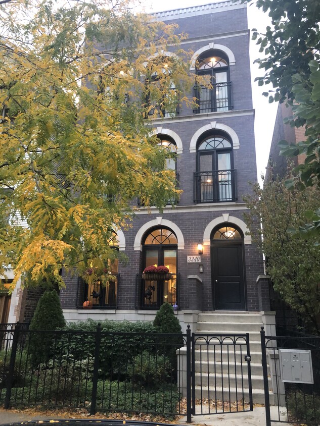 Exterior - 3340 N Kenmore Ave