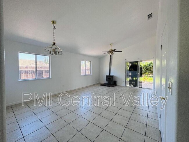 Building Photo - 1702 5th St