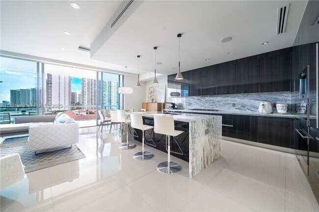 Foto del edificio - 3300 NE 188th St