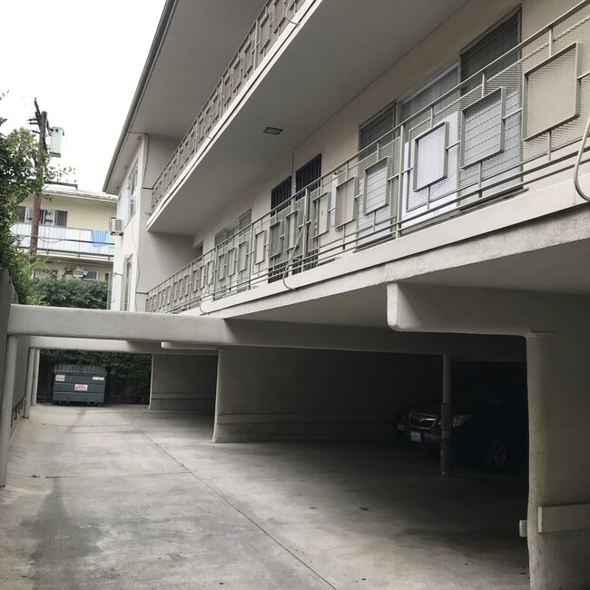 garage - 7526 Fountain Ave