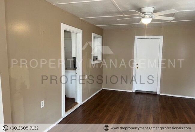 Building Photo - Corner lot cutie