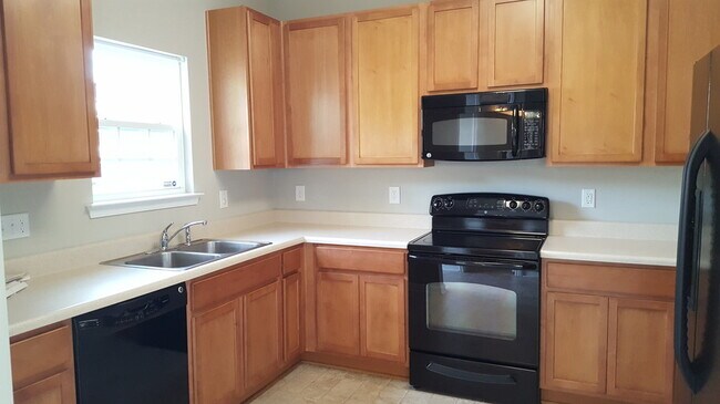 Foto del edificio - 2 Bed 2 Bath End Unit Townhome