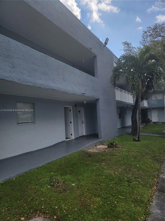 Building Photo - 9371 Fontainebleau Blvd