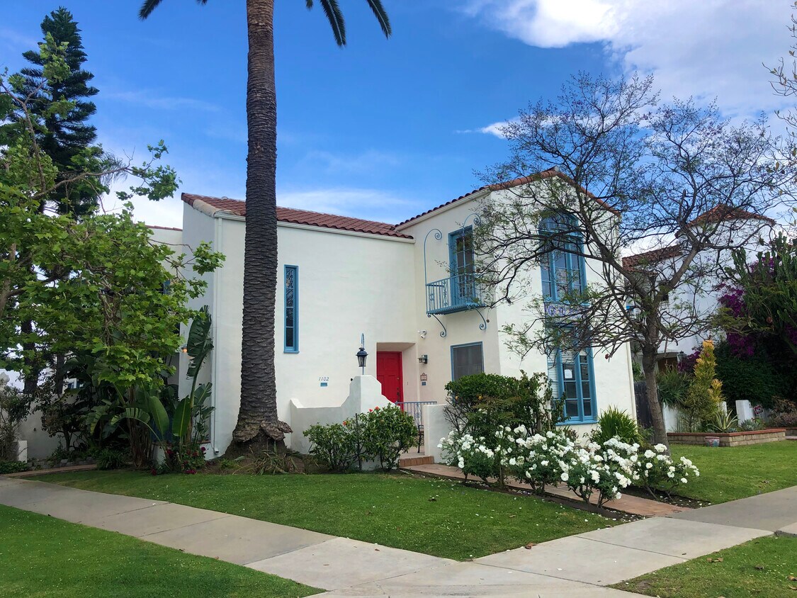 Dúplex de esquina, unidad en planta baja. - 1104 S Hayworth Ave