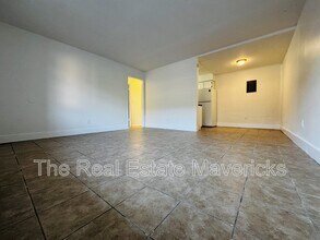 Building Photo - 925 Shallowford Rd