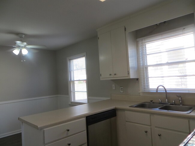 Foto del edificio - 1102 Hermitage Ave SE