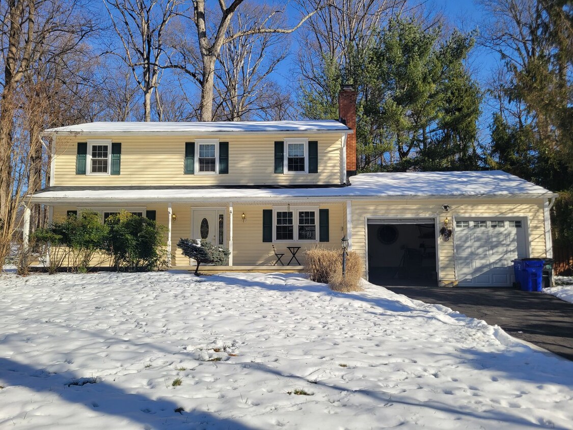 Primary Photo - Spacious 4 BR/2.5 BA Single-Family Home in...