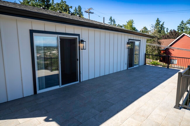 2 bedrooms with access to view - 4685 Riverview Ave