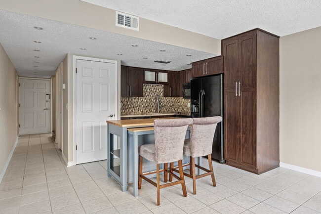 Building Photo - 1107 1st St S