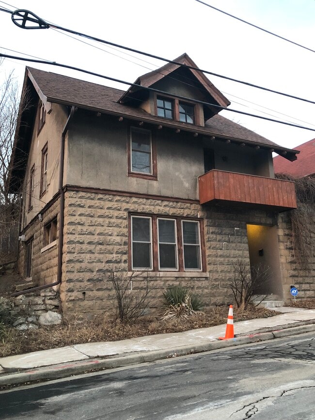Building Photo - 318 E Deer Pl