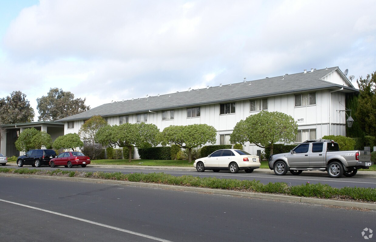 Primary Photo - Del Lago Apartments